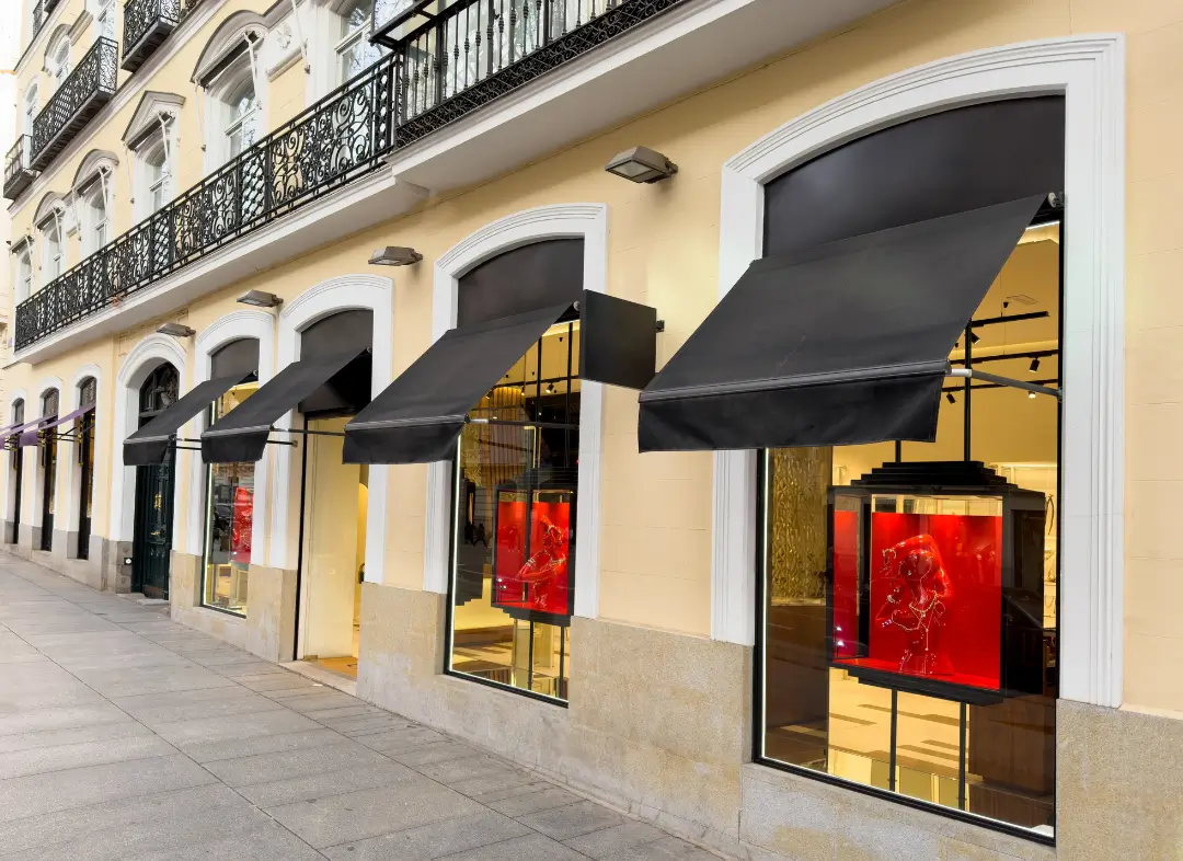 Façade vitrine de magasin en aluminium sur mesure à Tourrette-Levens